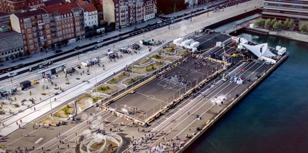 dronefoto af havnepladsen