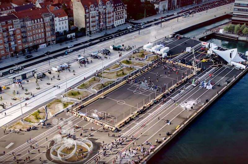dronefoto af havnepladsen