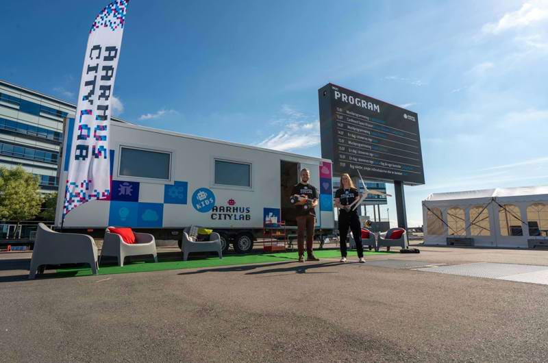 Kids City Lab på havnepladsen billede af vogn og medarbejder